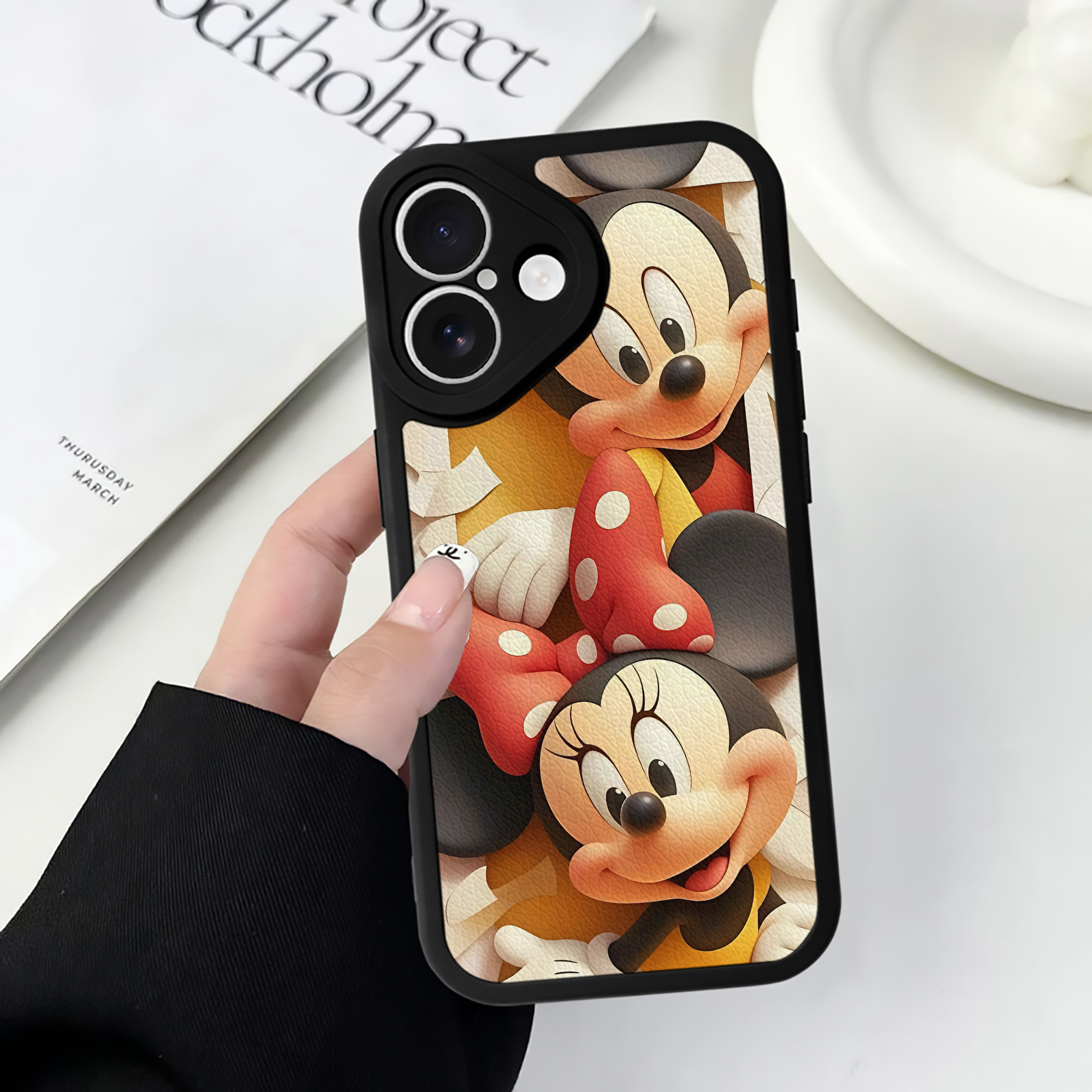 （画像用） ミッキーマウス Mickey Mouse 【iPhone 16シリーズ対応】シリコンスマホケース（レザー調） 材質：シリコン